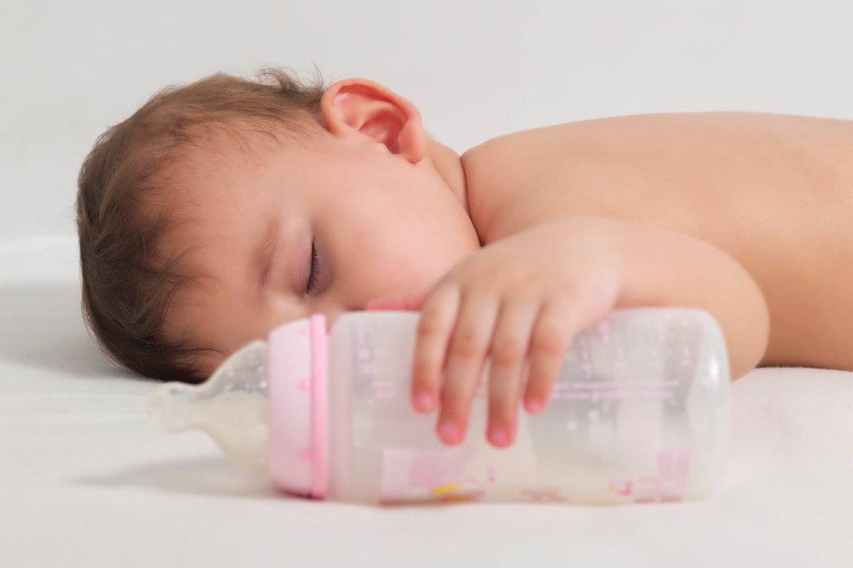 7 рабочих советов от психолога о том, как отучить ребёнка от бутылочки