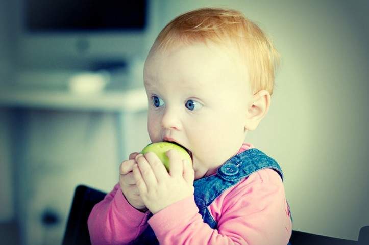 Как научить ребенка жевать твердую пищу — когда начинать