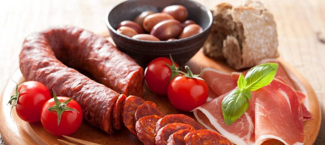 Можно ли кормящей маме копченые продукты: рыбу, колбасу, сыр