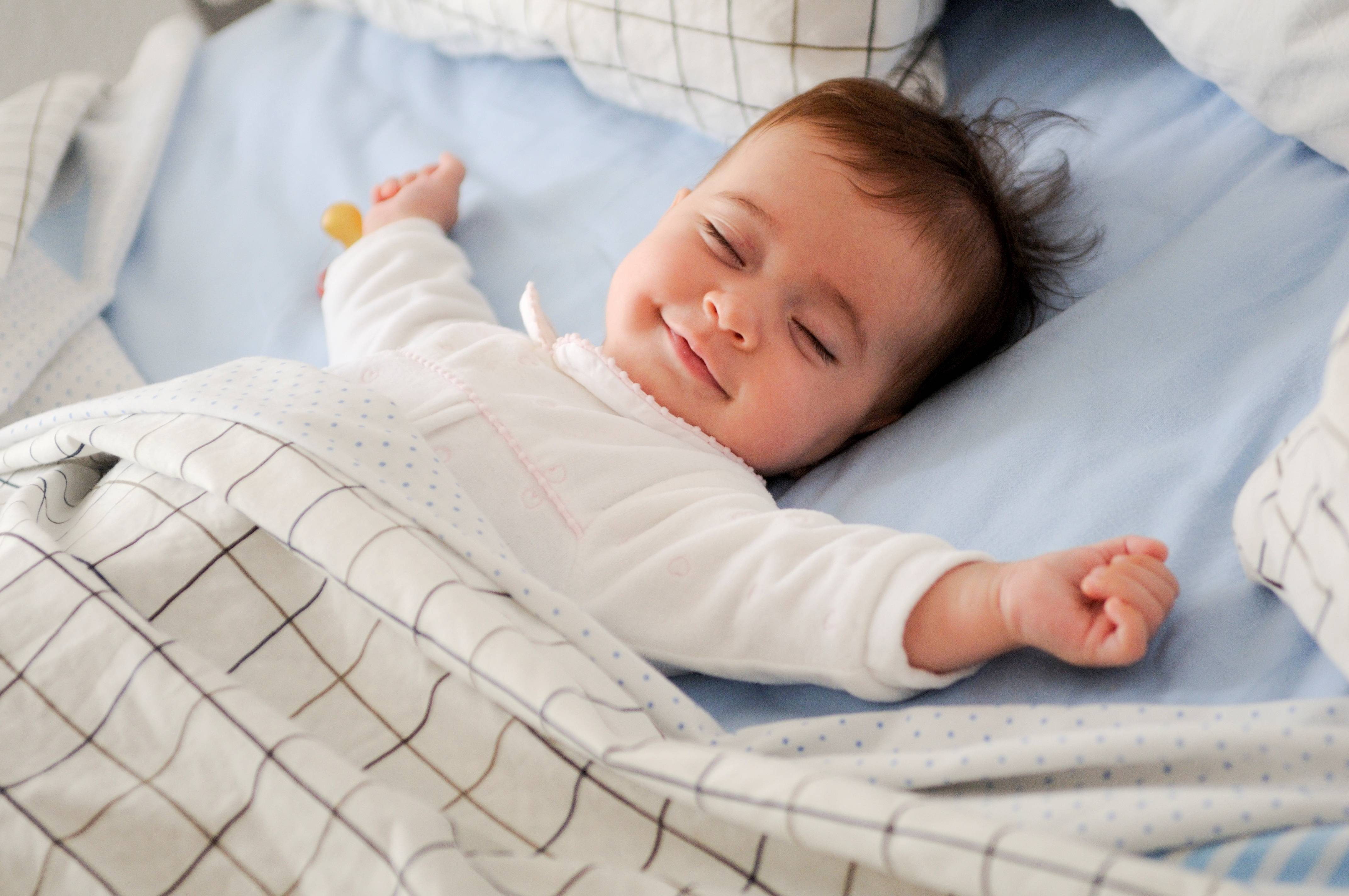 Почему ребенок скрипит зубами во сне: причины, лечение, мнение комаровского