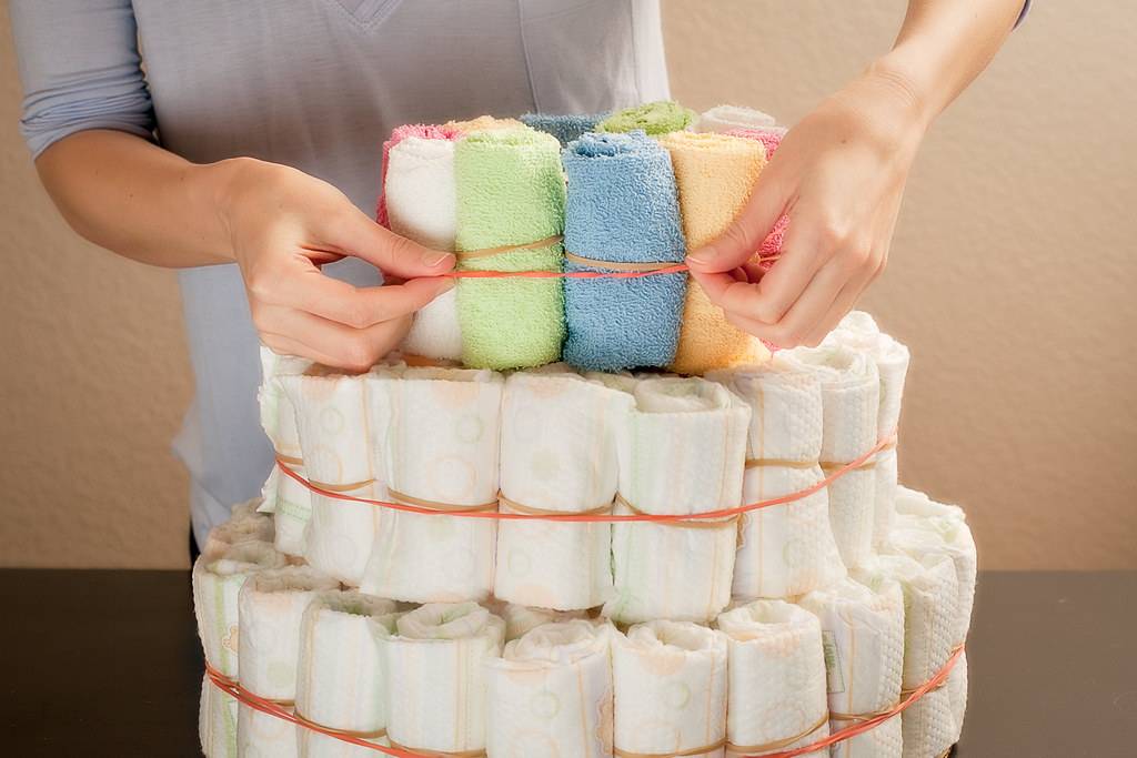 Торт из памперсов для девочки: пошаговый мастер-класс по созданию торта из памперсов. обзоры нестандартных вариантов с фото и видео