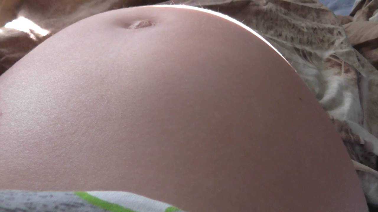 Первые движения малыша в животе — как будущая мама чувствует движения плода? | аборт в спб