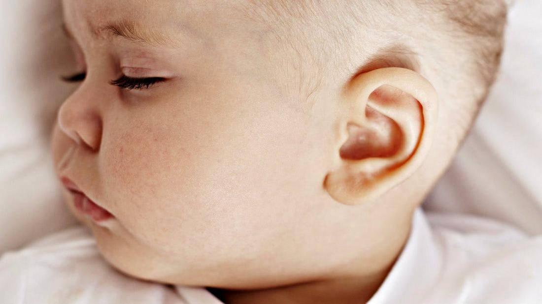 Почему ребенок чешет ухо