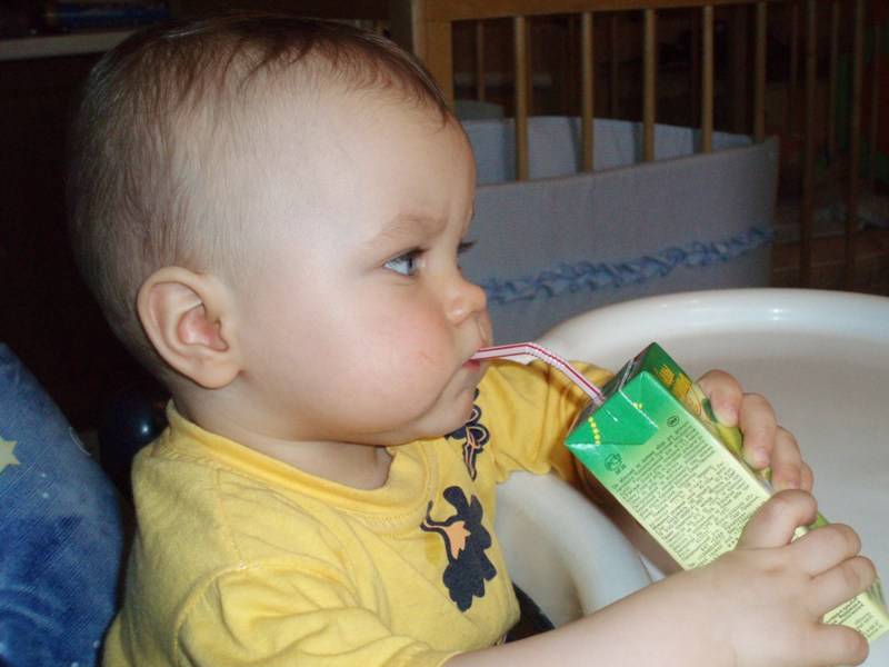 Как научить ребенка пить из кружки: способы обучения,рекомендации