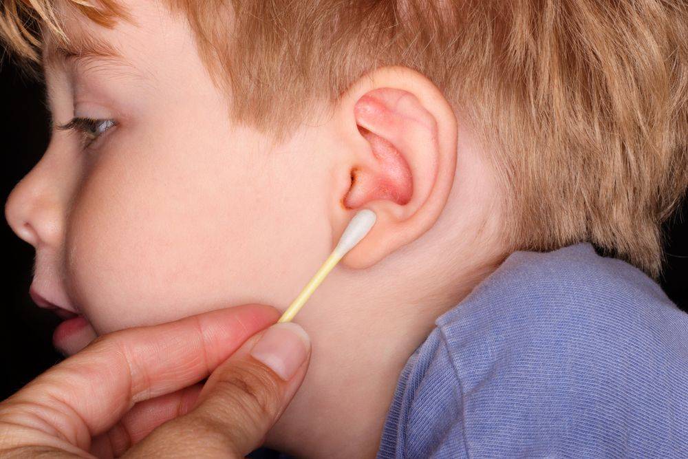 Запах из уха у человека (грудничка, взрослого, ребенка): лечение и причина