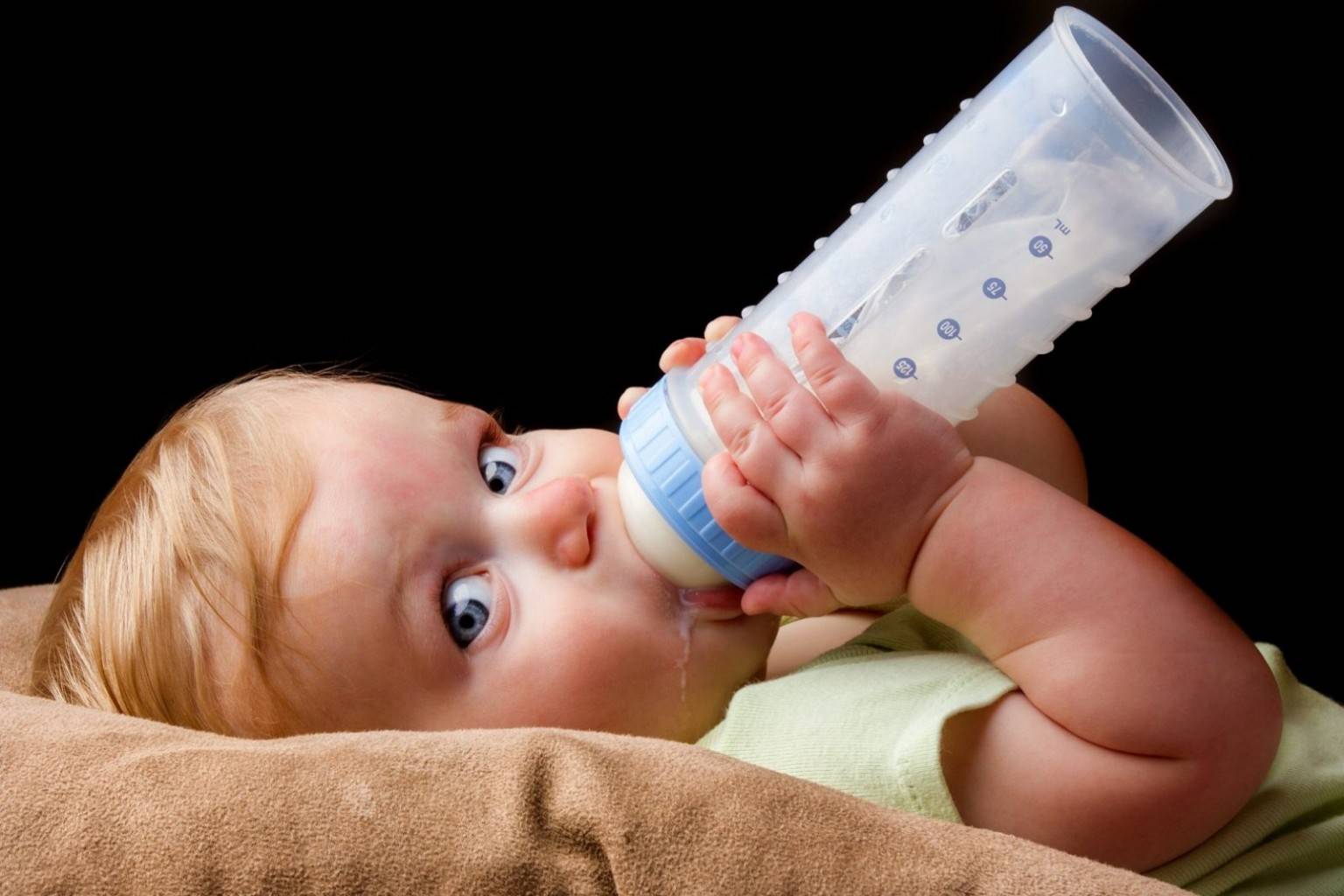 Как заставить грудничка пить из бутылочки. ребенок упорно не берет бутылочку: как приучить малыша пить и есть из нее, когда кроха начнет держать бутылочку сам