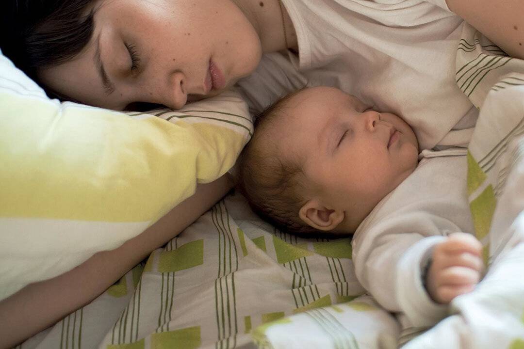 Ребенок висит на груди всю ночь | уроки для мам