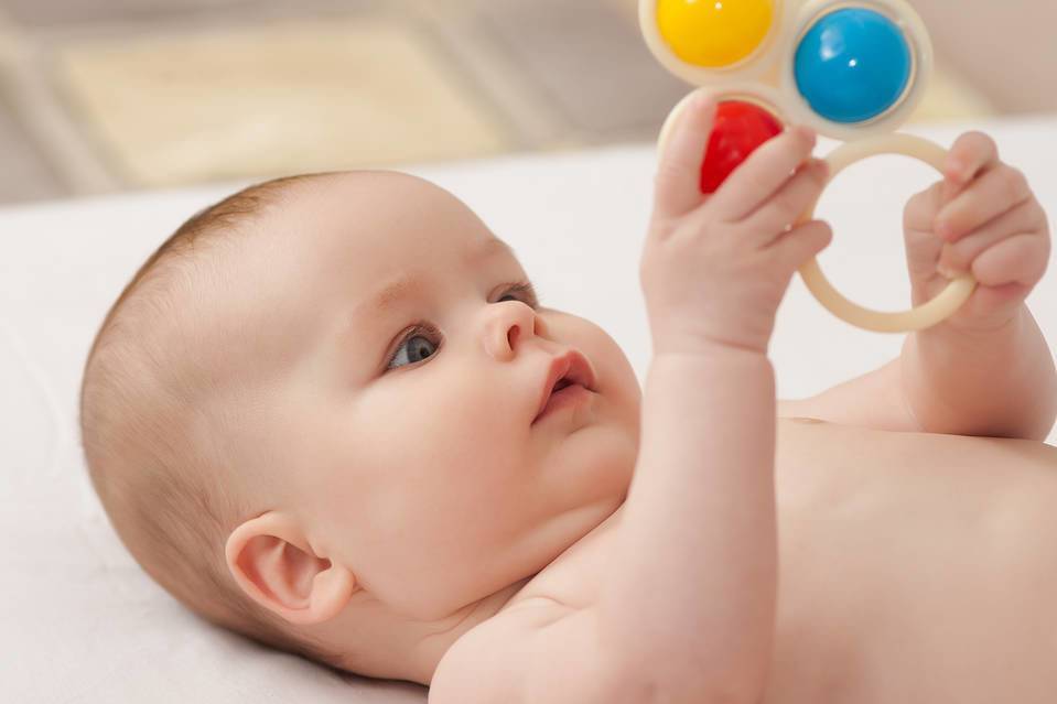 Погремушки для новорожденных: когда ребенок начинает держать погремушку в руках (как и какие выбрать)