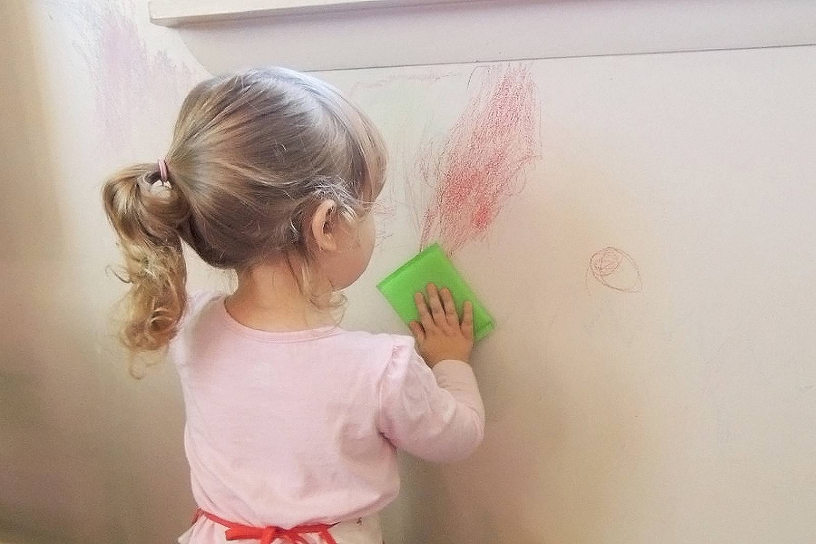Ребенок изрисовал. Ребенок рисует на стене. Рисование на обоях с детьми. Ребенок рисует на обоях. Ребенок разрисовал стены.
