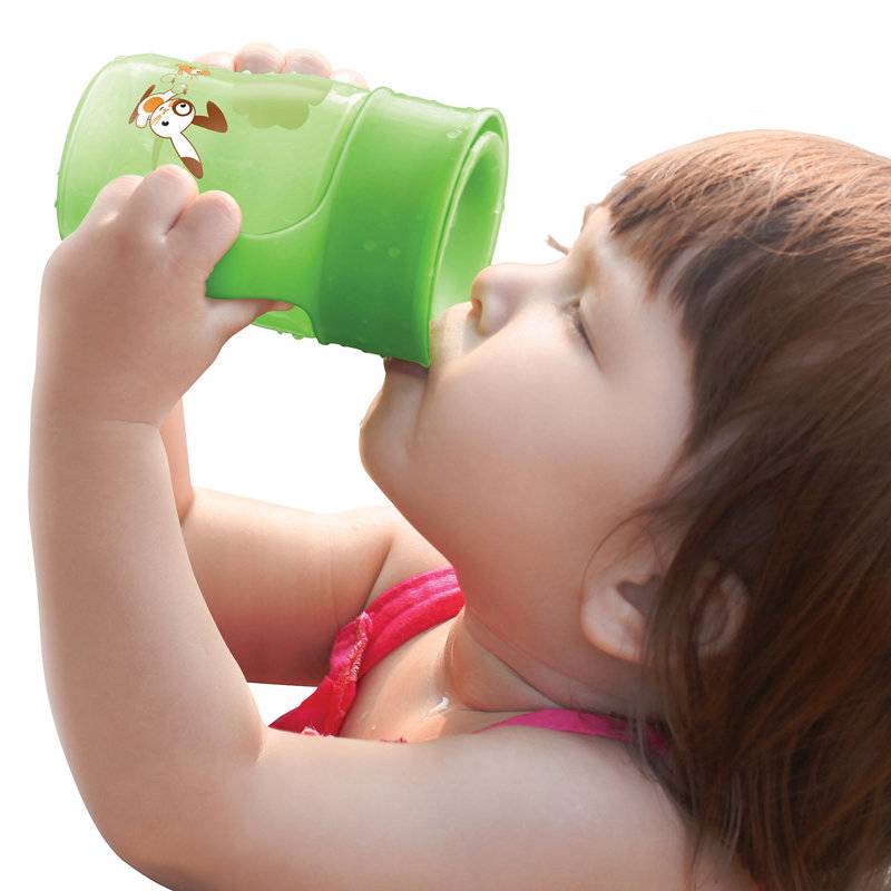 Как научить ребенка пить из кружки, трубочки, поильника самостоятельно и когда?
