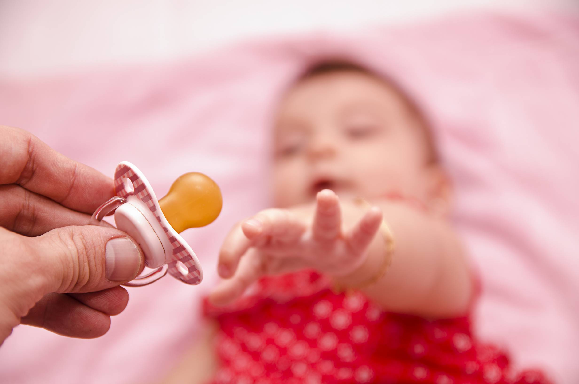 Ваш выбор: все «за» и «против» использования пустышки для новорожденного