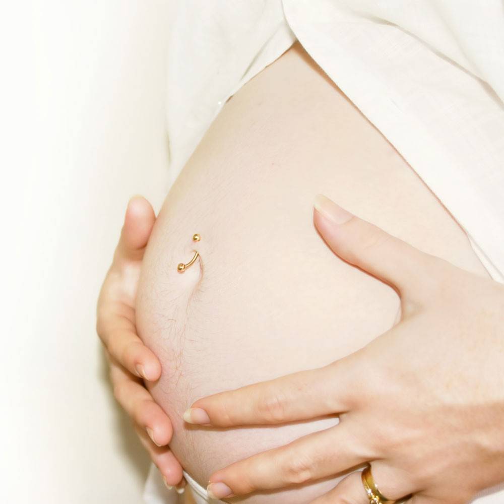 Почему при беременности пупок может вылезать, темнеть и становиться горячим, что делать?