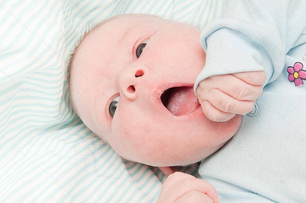 Почему грудной ребенок постоянно жует и высовывает язык: патологические причины или способ общения новорожденного?