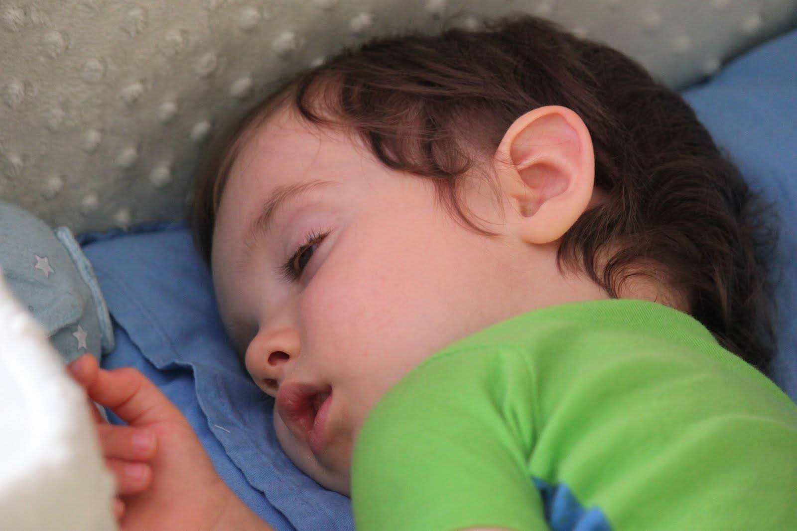 Почему во сне новорожденный закатывает глаза и когда беспокоиться?