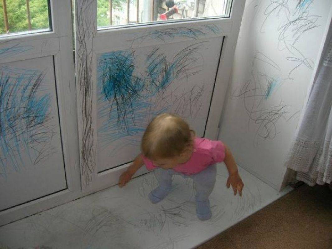 Ребенок изрисовал. Ребенок разрисовал стены. Ребенок изрисовал комнату. Так выглядят 5 минут тишины.