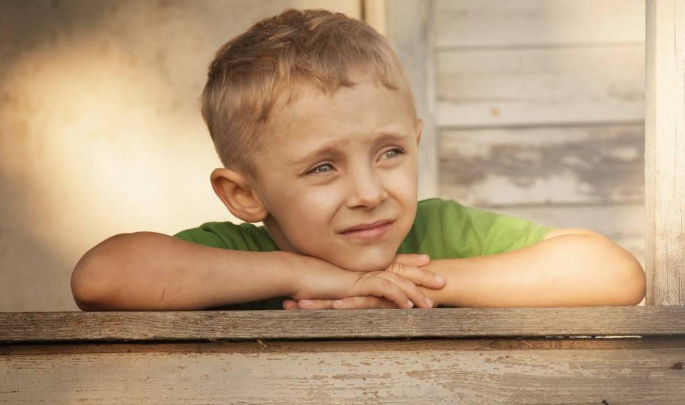 Ребенок часто моргает глазами и жмурится - причины и лечение в разном возрасте