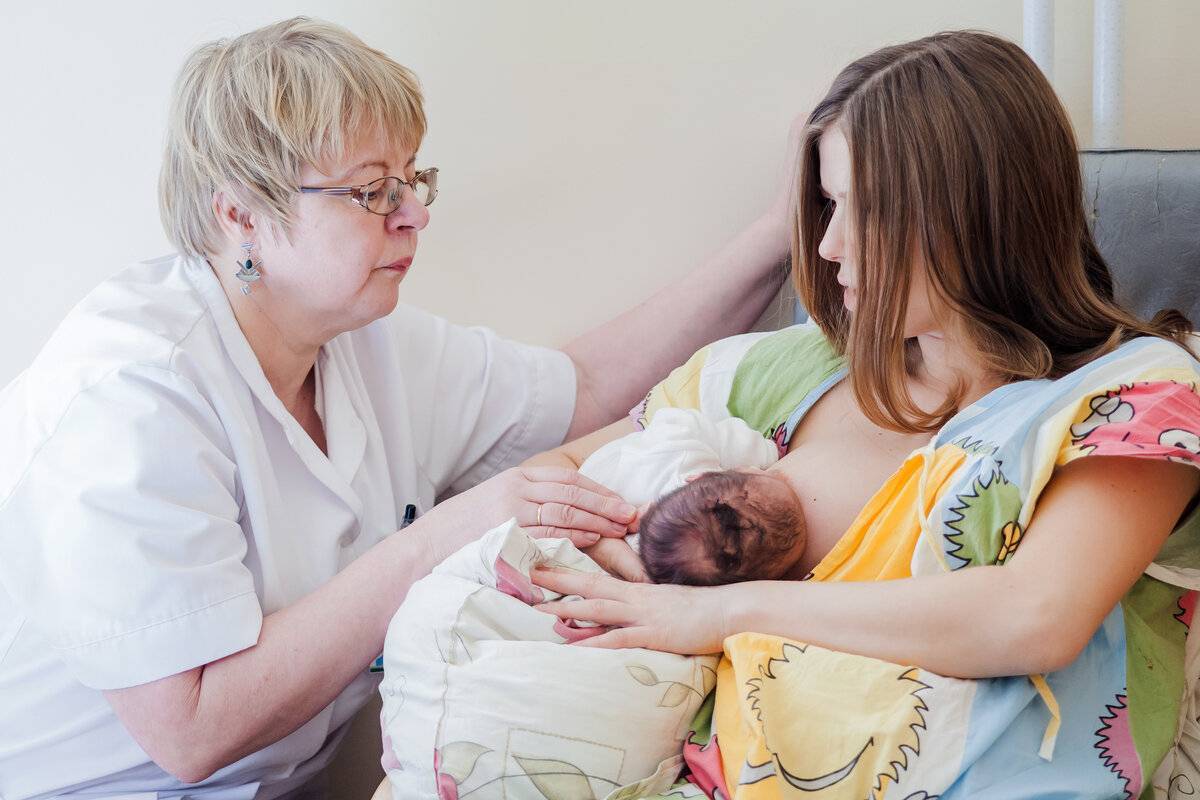 Первый месяц жизни новорождённого. как правильно ухаживать, режим дня и полезные советы
