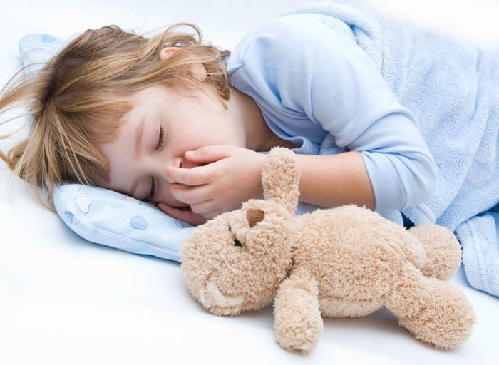 Почему ребенок скрипит зубами во сне: причины скрежета ночью и днем