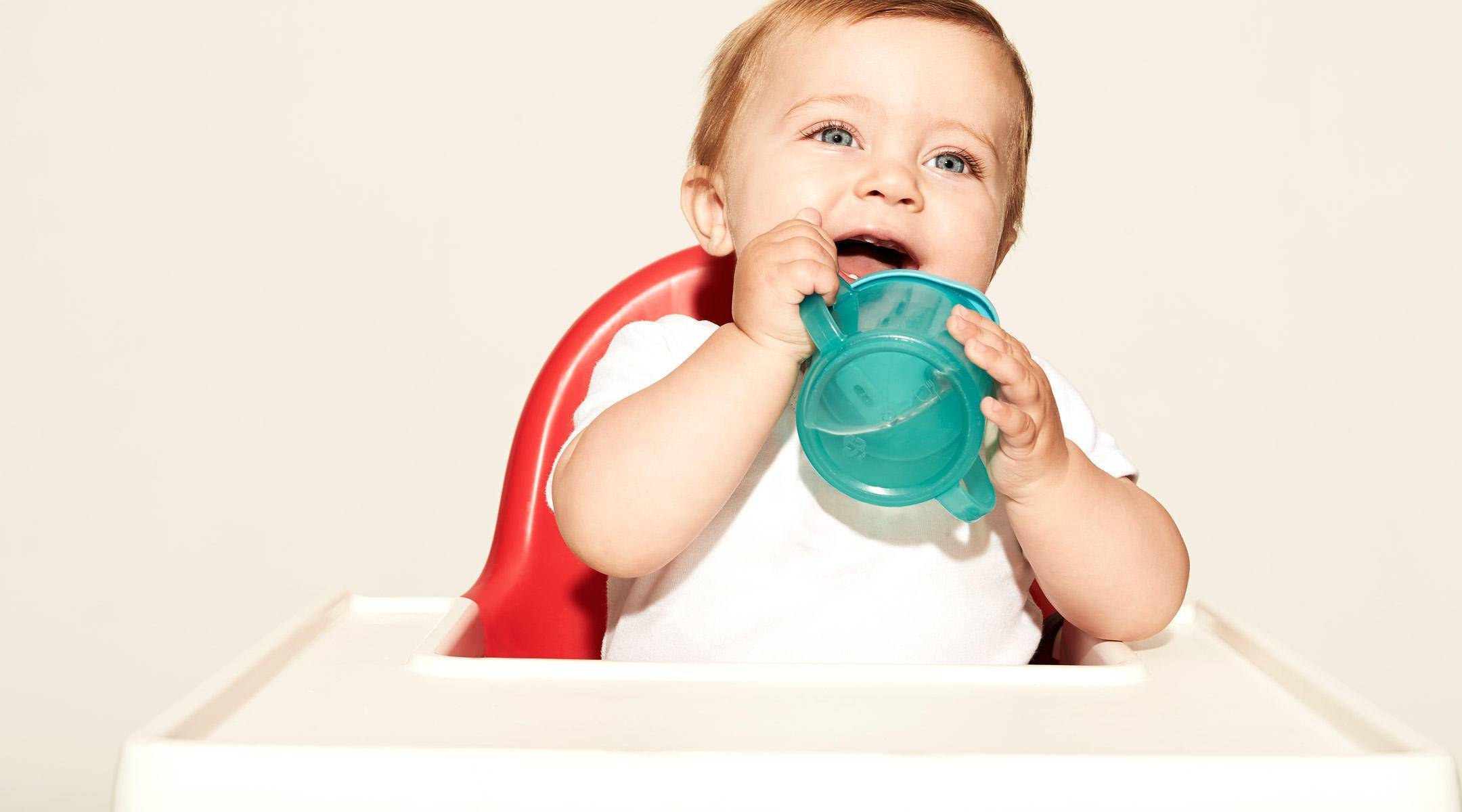 Как научить ребенка пить из чашки самостоятельно