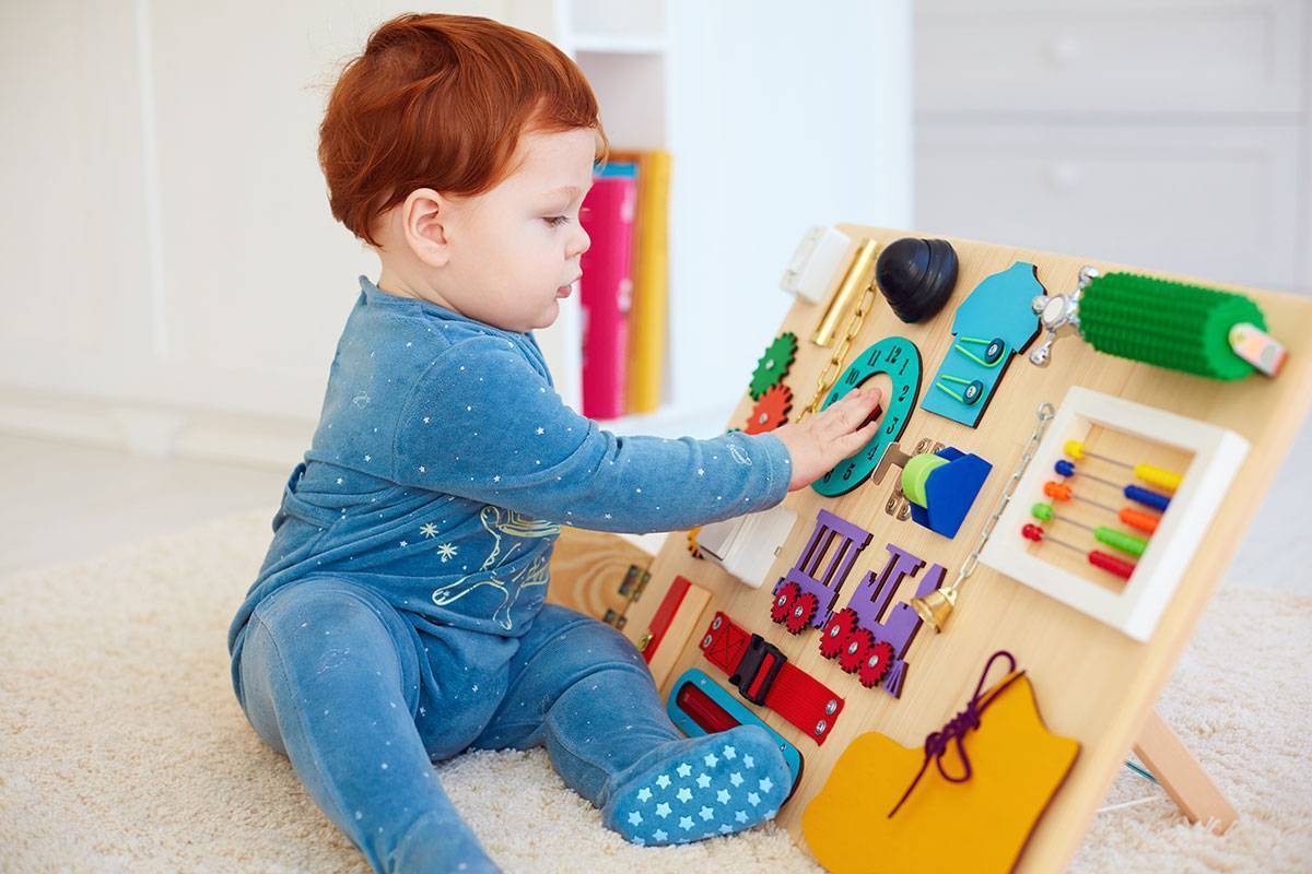 Как развивать ребенка в 10 месяцев: узнайте во что и как играть