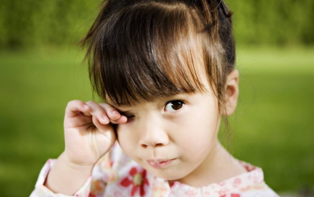 Если ребенок часто моргает глазами: причины и лечение