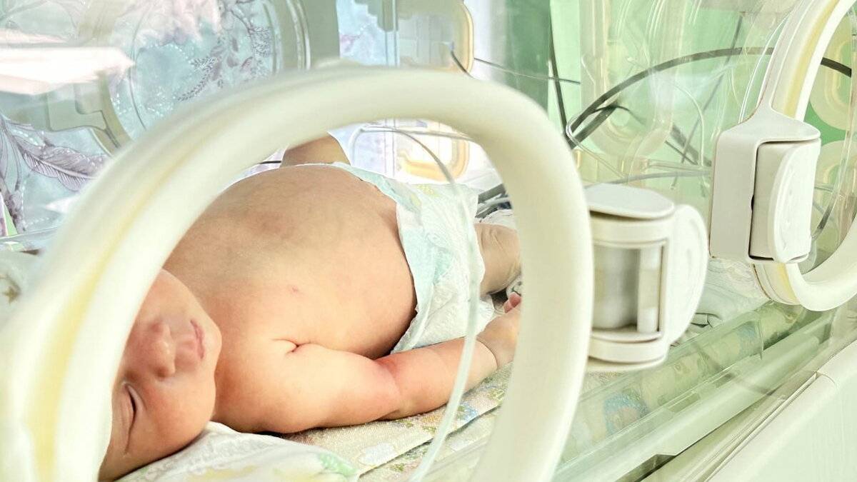 Почему новорождённый ребёнок плачет и извивается после кормления грудным молоком