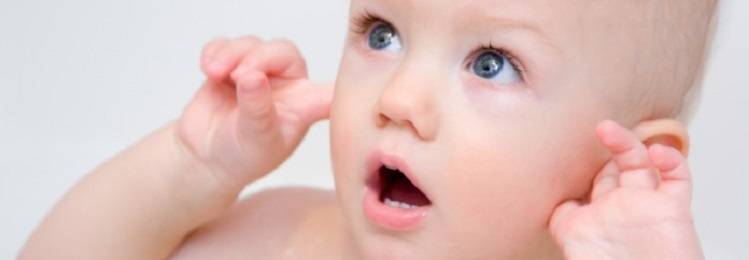 Почему ребёнок чешет уши и нужно ли обращаться к врачу