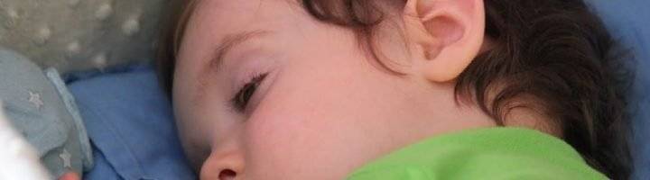 Синдром у новорожденных когда закатывает вниз глаза