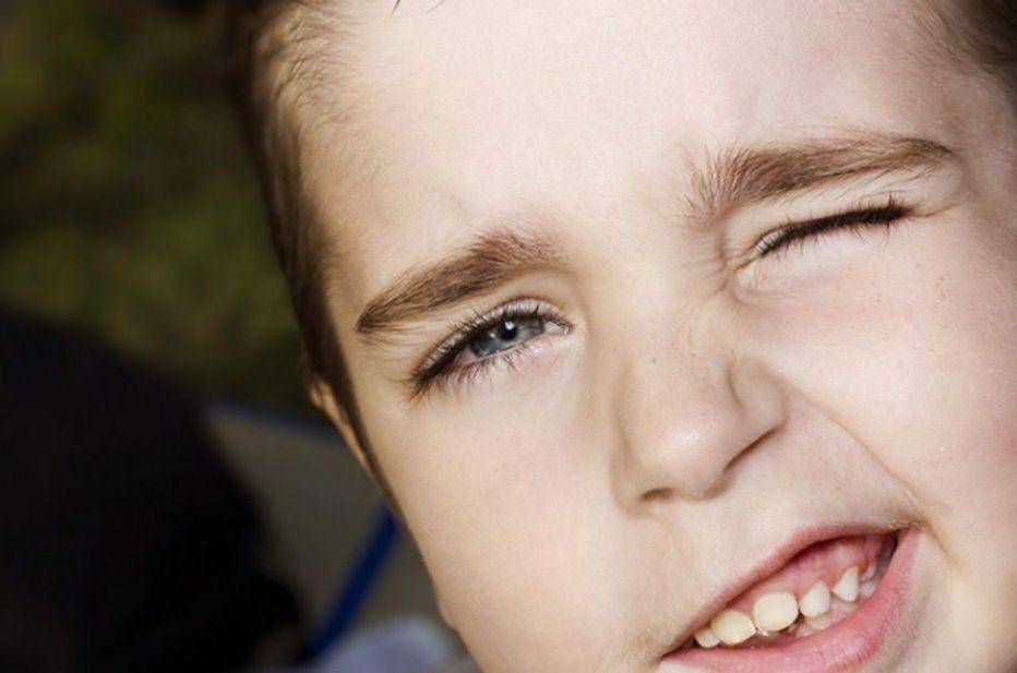 Ребенок часто моргает глазами: диагностика причин тиков