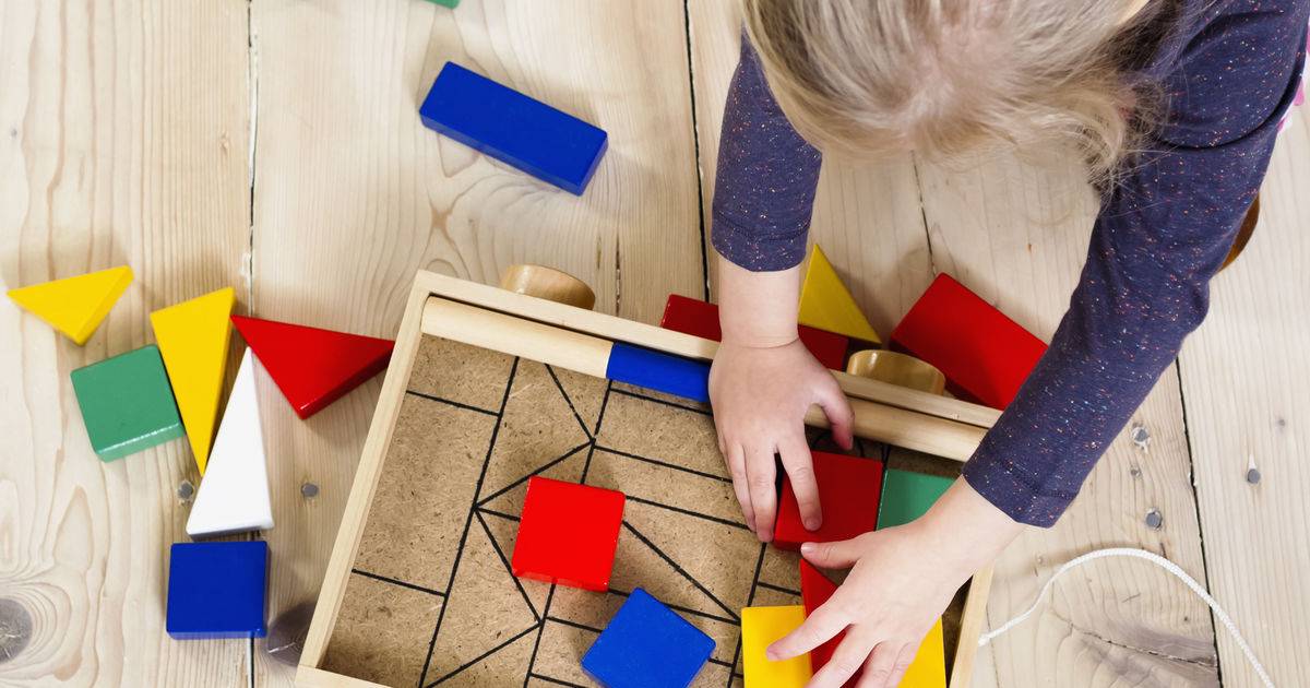 Как научить ребенка различать цвета? игры и советы