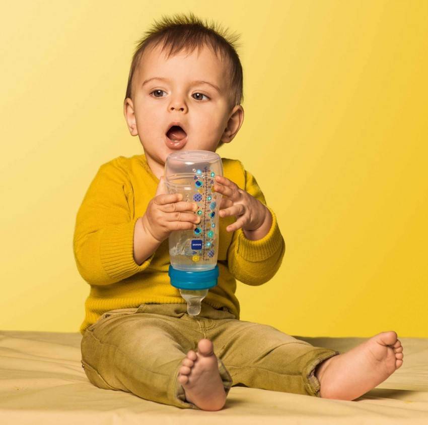 Как приучить ребенка к бутылочке. ребенок упорно не берет бутылочку: как приучить малыша пить и есть из нее, когда кроха начнет держать бутылочку сам
