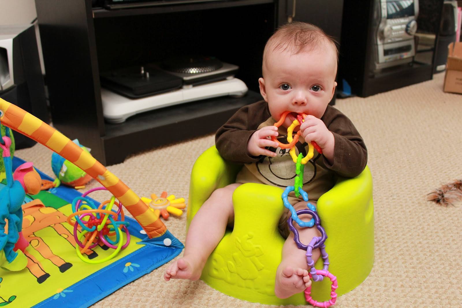 Развивающие игры с ребенком 8-9 месяцев: какие игрушки и занятия нужны малышу?