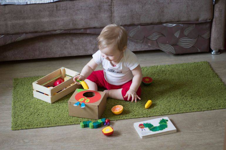 Развитие ребенка в 11 месяцев: игры и развлечения вместе с малышом