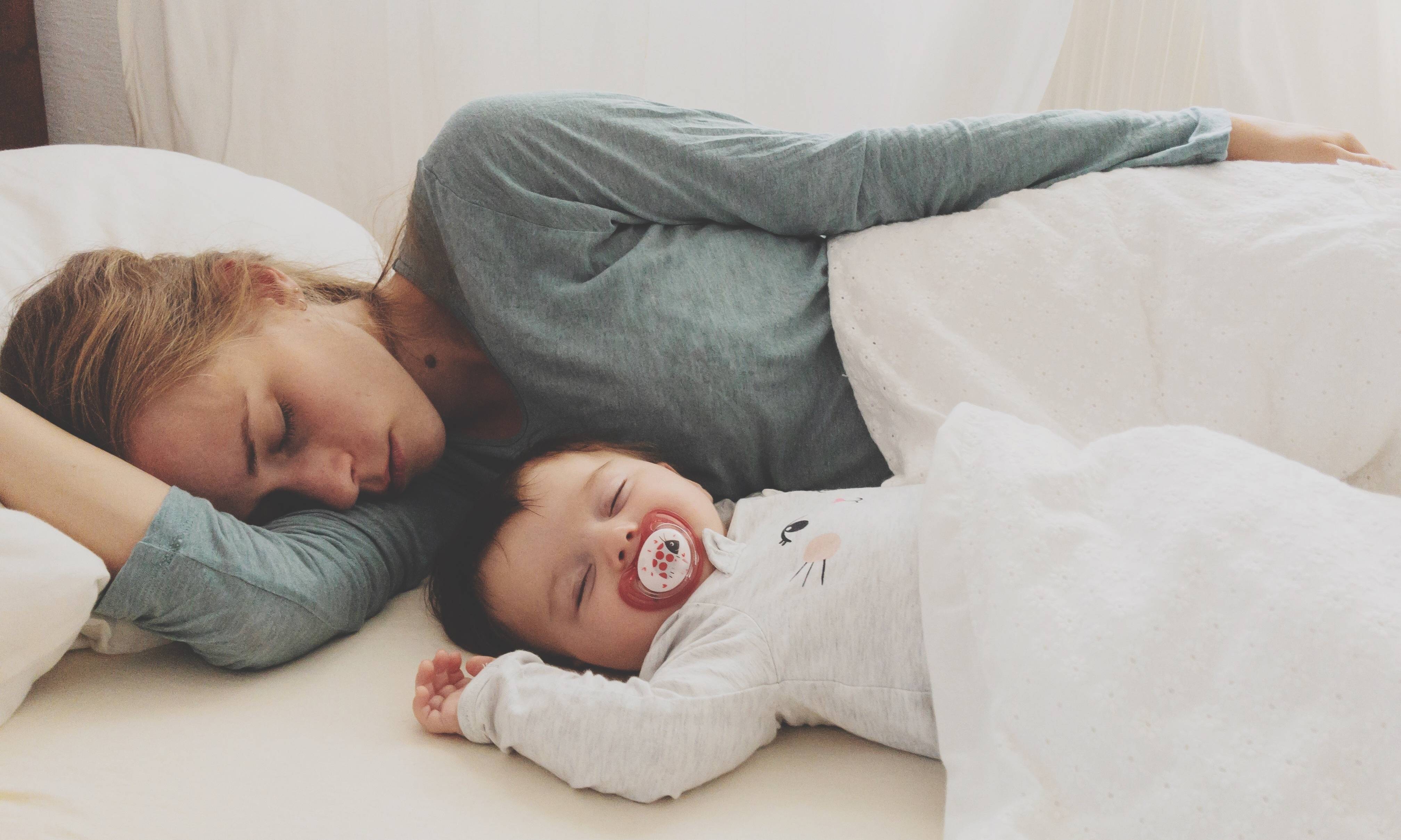 Ребенок спит с родителями – за и против, как отучить ребенка спать с родителями