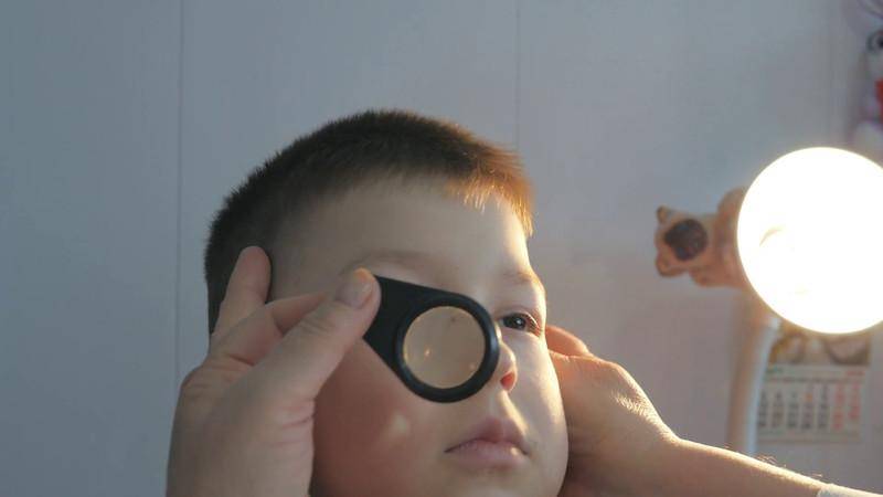 Причины, почему ребёнок часто моргает глазами и жмурится
