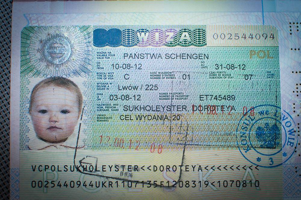 Как оформить визу ребенку, если у родителей уже есть виза: присутствие несовершеннолетнего