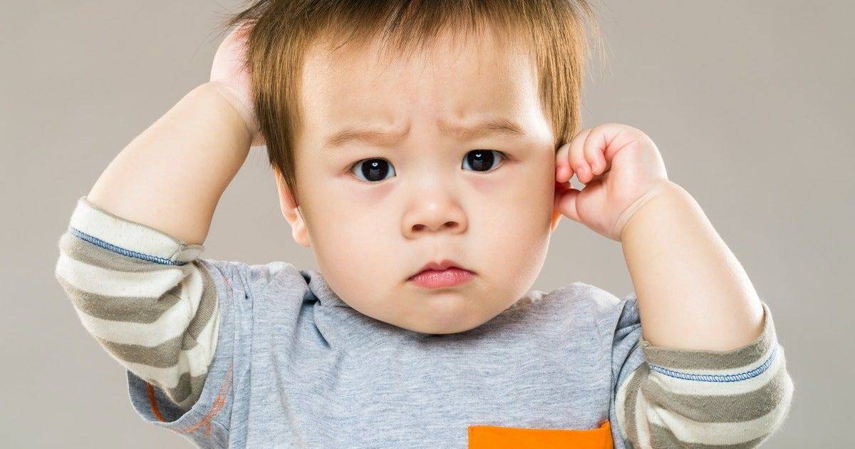 Почему ребенок постоянно чешет уши, какие симптомы свидетельствуют о наличии заболевания, что делать родителям?