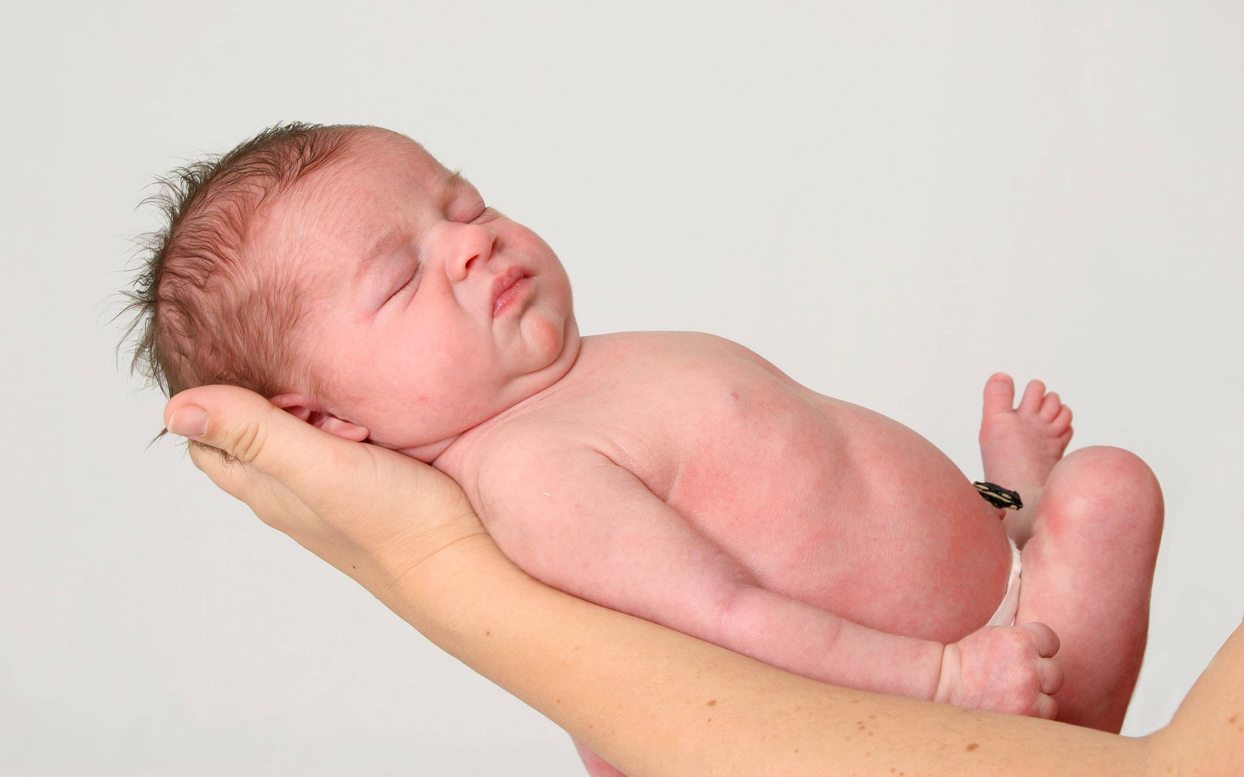 Что такое токсическая эритема у новорожденного? насколько безопасно данное состояние? что стоит предпринять родителям?
