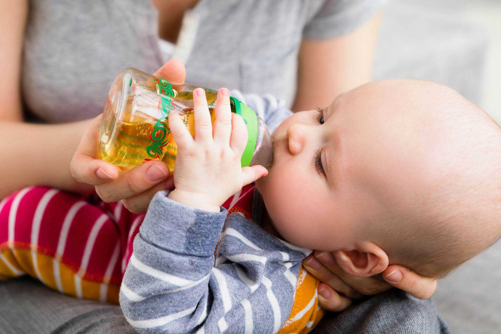 Ребенок упорно не берет бутылочку: как приучить малыша пить и есть из нее, когда кроха начнет держать бутылочку сам?