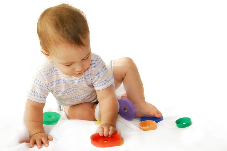 Игры с ребенком 9-ти месяцев и подходящие игрушки, чем занять малыша