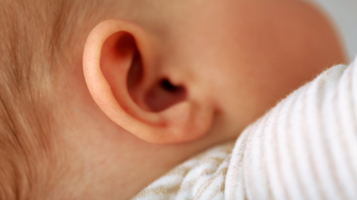 Уши у грудничков: болят, шелушатся, сыпь, корочки, сера, неприятный запах
