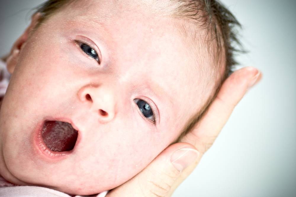 Ребенок закатывает глаза вверх: что это такое и почему новорожденный так делает?