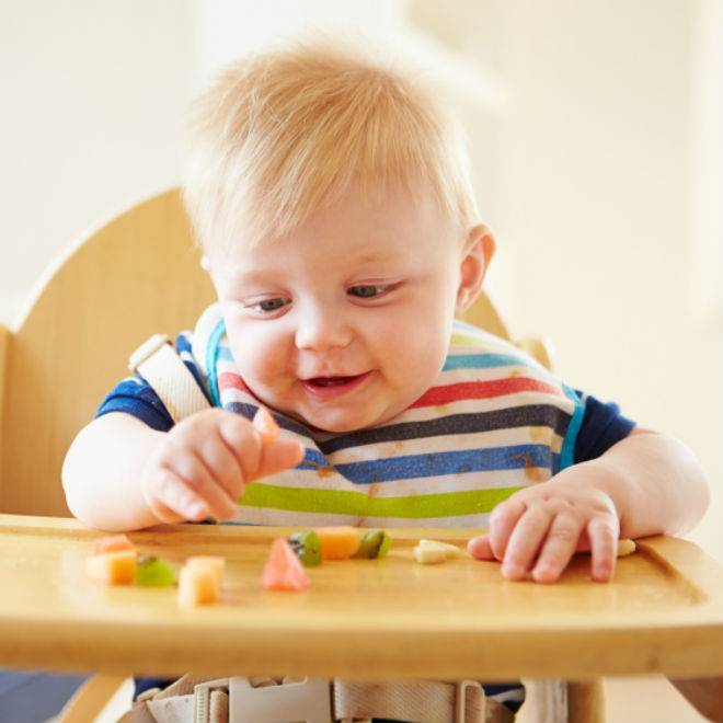 Жуем да пережевываем: когда и как приучить ребенка к твердой пище?