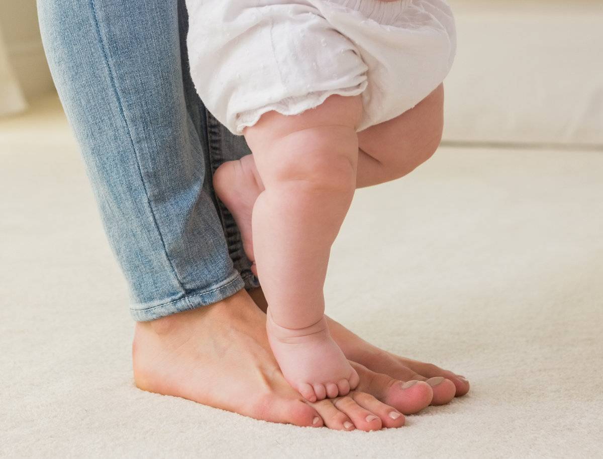 Комаровский: ребенок ходит на носочках и встает на цыпочки до 2-3 лет - почему и как делать массаж?